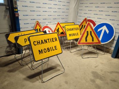 les nombreux panneaux différents qui sont exposés dans une pièce