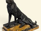 une image représentant une statue de chat assis sur un bloc de bois