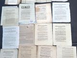 de nombreux livres anciens posés sur une table noire