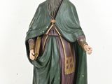 figurine représentant un homme vêtu d'une robe verte et d'un chapeau