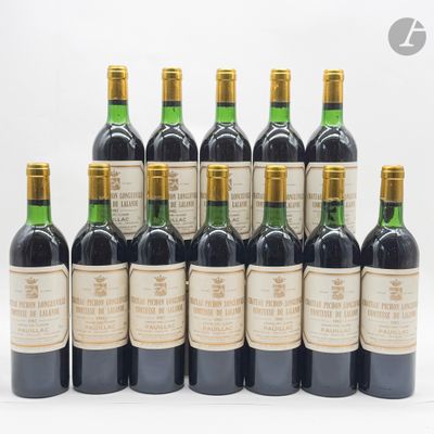 un groupe de six bouteilles de vin assises les unes à côté des autres