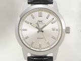 une montre argentée avec un bracelet en cuir noir sur fond blanc
