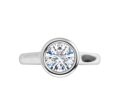 bague de fiançailles en or blanc ornée d'un diamant rond de taille brillant