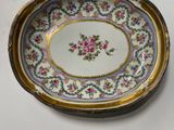 une assiette avec un motif floral posée sur une table