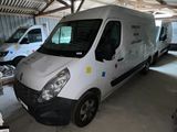 une camionnette blanche garée dans un garage