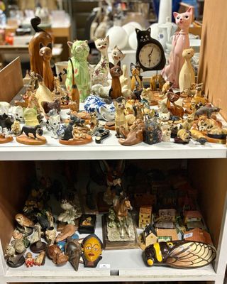une étagère blanche sur laquelle sont posées plusieurs figurines