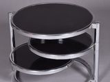un gros plan d'une table basse à trois niveaux avec un plateau en verre noir