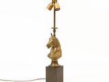 une image représentant une lampe surmontée d'une tête de cheval
