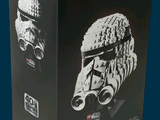 une boîte sur laquelle est représenté un casque de stormtrooper en Lego
