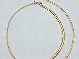 une paire de boucles d'oreilles créoles plaquées or