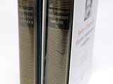 deux livres posés l'un sur l'autre devant un fond blanc