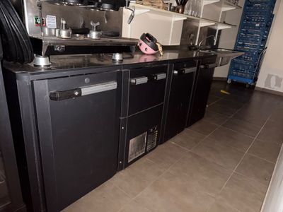 Ensemble de matériel de restauration comprenant :