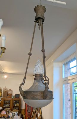 une lampe suspendue au plafond dans un magasin