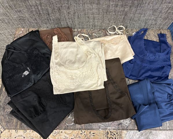 Lot de lingerie féminine certains en soie et dentelle. Taille : 4...