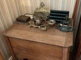 une petite table sur laquelle repose un crâne, dans un coin de la pièce