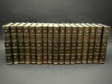 un ensemble de douze livres anciens reliés en cuir avec des reliures dorées
