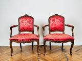 deux chaises rouges placées l'une à côté de l'autre sur un parquet