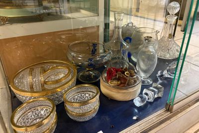 une vitrine en verre contenant de nombreux objets en verre
