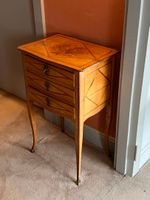 Petite table de salon en bois fruitier et losanges marquetés…