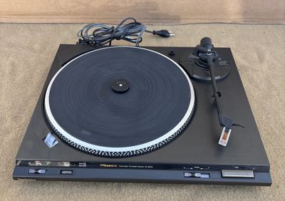 gros plan d'une table tournante sur laquelle se trouve un tourne-disque