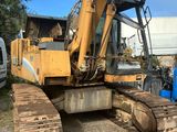 une pelleteuse jaune qui est posée par terre