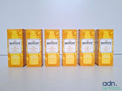 quatre boîtes de thé Botot posées les unes à côté des autres sur une table
