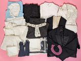 de nombreux types de vêtements et d'accessoires disposés sur un fond rose