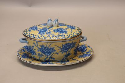 Soupière ovoïde à deux anses en porcelaine émaillée polychro…