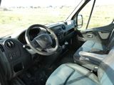 une photo d'une voiture avec un volant et un tableau de bord
