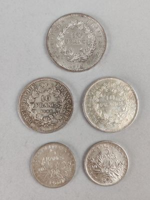 quatre types de pièces différents sont présentés sur une surface blanche