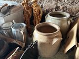 many pots that are sitting on the ground next to each other