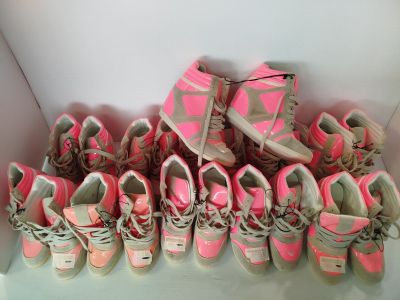 tout un tas de chaussures qui traînent sur une étagère