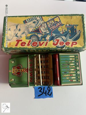 une boîte de jouets posée sur une table