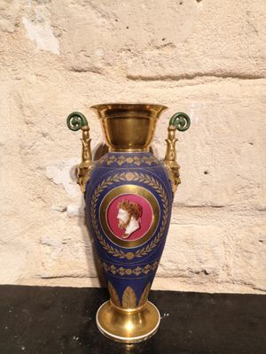 un vase bleu avec l'image d'une femme dessus