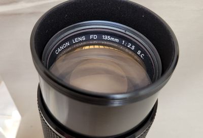 un gros plan sur l'objectif d'un appareil photo posé sur une table