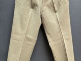 une photo d'un pantalon beige accroché au mur