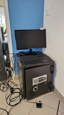 un ordinateur portable posé sur un coffre-fort