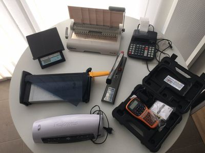 une table sur laquelle sont posés tout un tas d'appareils électroniques