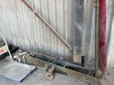 une petite échelle posée par terre à côté d'un bâtiment