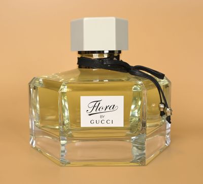un gros plan sur un flacon de parfum posé sur une table