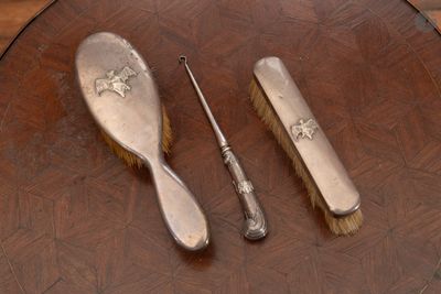deux pinceaux et un pinceau posé sur une table en bois