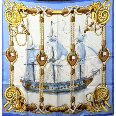 foulard carré bleu et blanc orné d'un bateau
