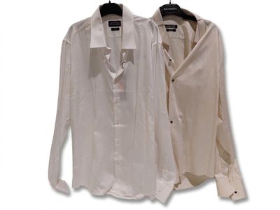 une paire de chemises blanches suspendues à un portant, sur fond blanc