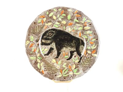 une assiette sur laquelle est représenté un sanglier