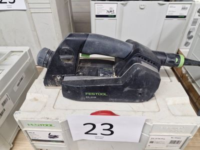 une photo d'une ponceuse filaire posée sur une boîte