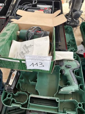 une boîte d'outils posée sur une table