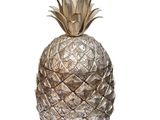 vase argenté en forme d'ananas sur fond blanc, avec un fond blanc