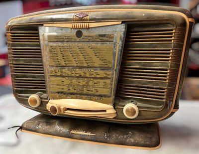 an old fashioned radio sitting on top of a table