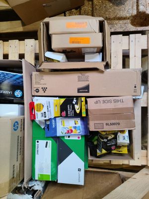 une pile de cartons empilés les uns sur les autres par terre
