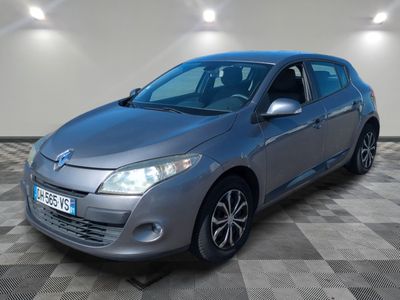 la voiture grise est garée dans le garage sur un sol en damier